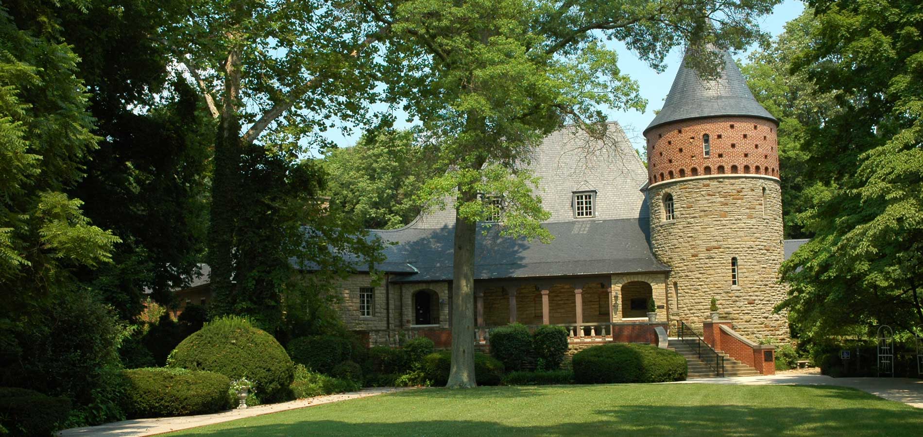 ECONOMY INN AND SUITES IS LOCATED JUST 5 MINUTES FROM EVANSVILLE, INDIANA